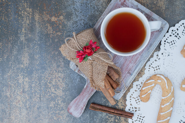 庆祝姜饼饼干 肉桂和一杯茶放在大理石桌上高品质照片甜点小吃姜饼