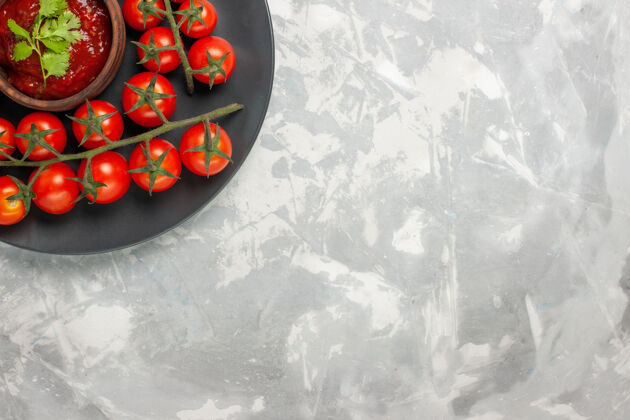 蔬菜顶视图新鲜的樱桃西红柿内板上的白色表面可食用的水果里面浆果