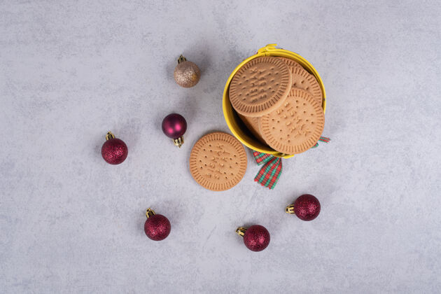 糕点白色桌子上用绳子和圣诞球装饰的桶里的饼干高质量的照片舞会圣诞节美味