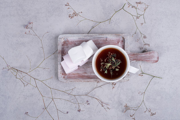 小吃花草茶和一盘棉花糖在灰色背景上高质量的照片糖果软的植物