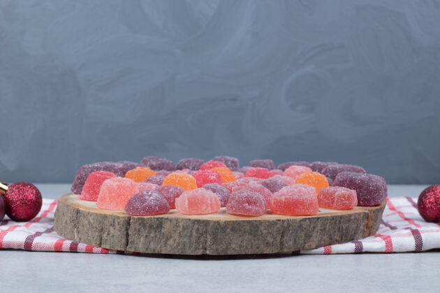 糖果一堆五颜六色的果酱放在木板上 上面放着喜庆的球高质量的照片甜点五颜六色木盘