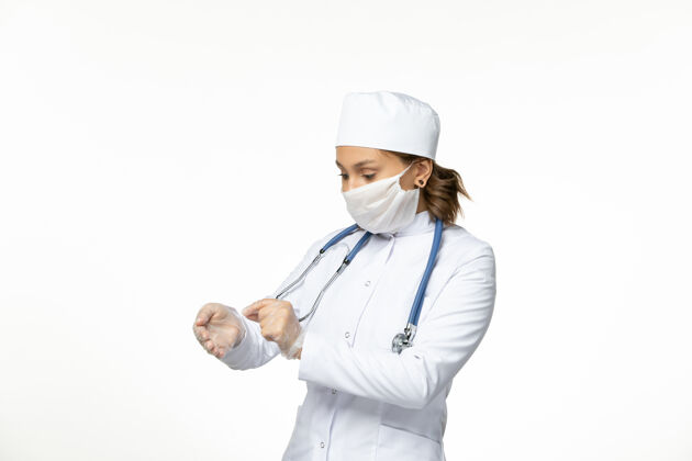 疾病正面图年轻女医生因白色表面有冠状病毒带防护面具护士制服女性