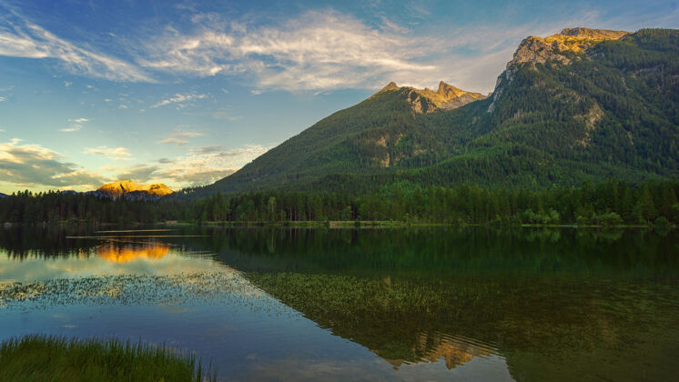 自然白天蓝天下湖边山上绿树成荫户外山脉湖泊