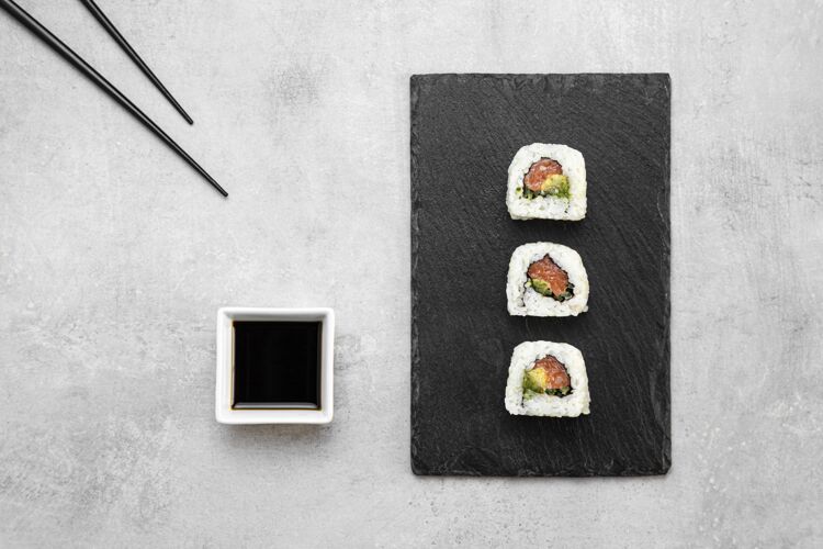 美食船上俯瞰美味的寿司安排食谱配料