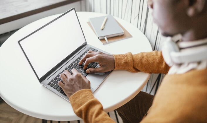 地方在家工作的非裔美国人笔记本电脑房间年轻