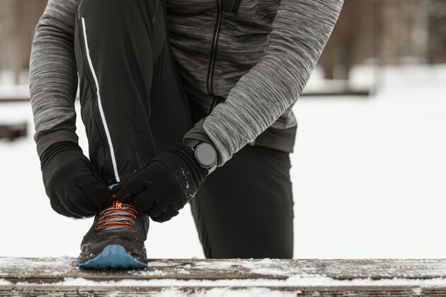 训练闭上绑鞋带的手练习冬季运动