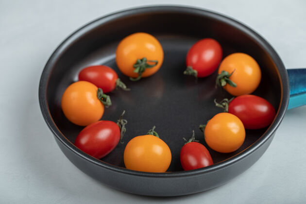 素食在白色背景上的彩色新鲜樱桃番茄的特写照片高质量的照片组美味餐