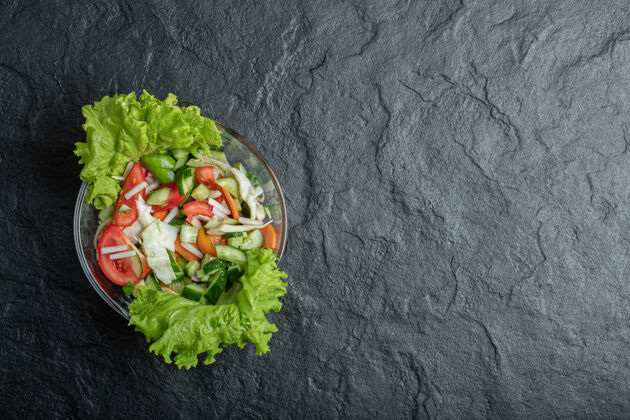 厨房健康蔬菜沙拉新鲜番茄 黄瓜 洋葱在盘子里高品质的照片美味菜肴芝麻