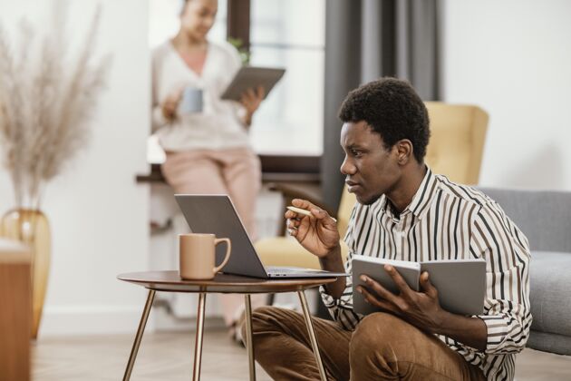 城市年轻人在一个现代化的地方工作笔记本电脑室内非裔美国人