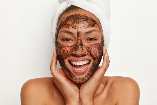 面部快乐美籍黑人妇女特写肖像涂咖啡面膜清洗 想看起来清爽健康化妆品积极应用