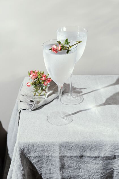 杯子一杯有花瓣的水桌子水花