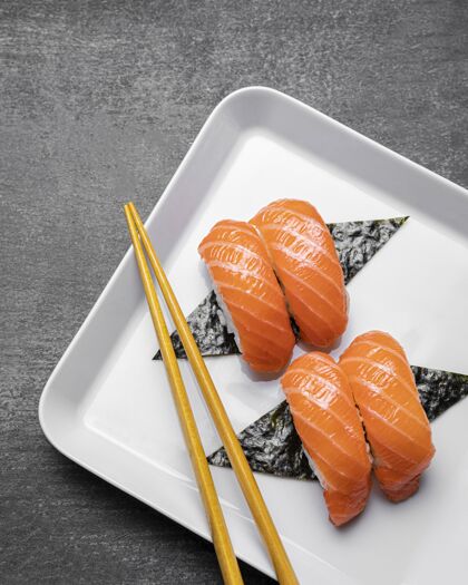 美味把美味的寿司平放在盘子里平面图俯视图配料