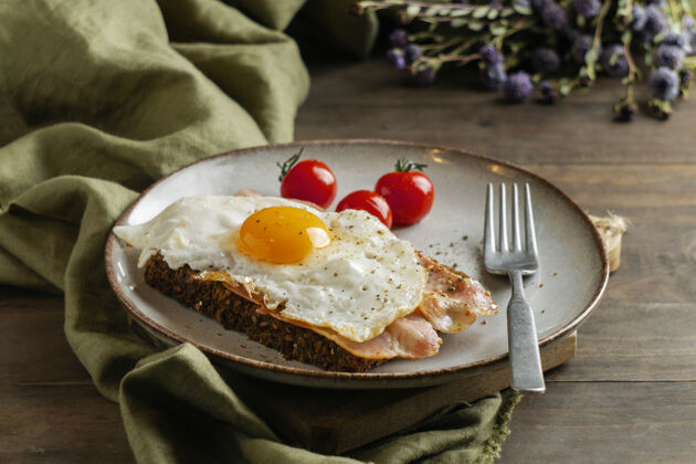 美食早餐有鸡蛋 培根和西红柿高角度烹饪西红柿高角度