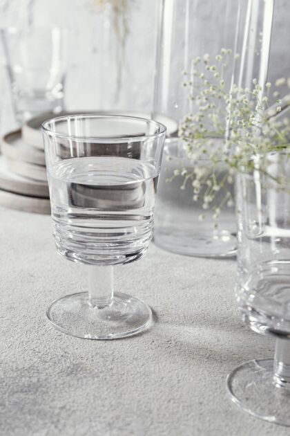 饮料桌上有一杯水液体盘子一杯水
