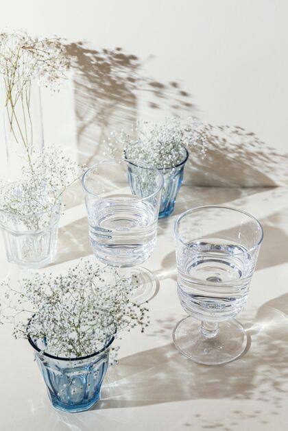 桌子桌上有水的玻璃杯杯子液体一杯水