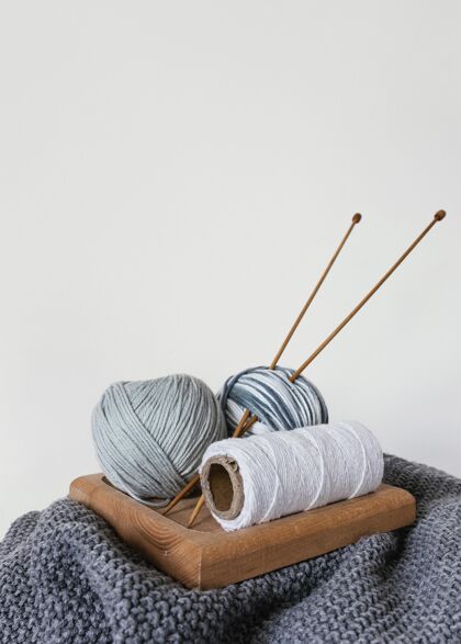 针织篮子里有羊毛和针织针线编织工材料