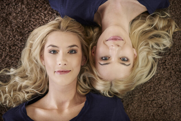 情感躺在地毯上的金发双胞胎成人卷发仅限女性