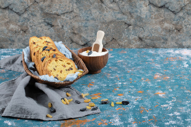 饼干苏丹娜派在蓝色毛巾上的木制托盘里切片愉悦甜点甜点