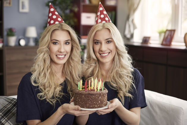 两个人美丽双胞胎的生日沙发蛋糕休闲