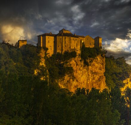 户外法国日落时分 在多云的天空下 布鲁尼克尔城堡被绿树和岩石环绕房子城堡日落