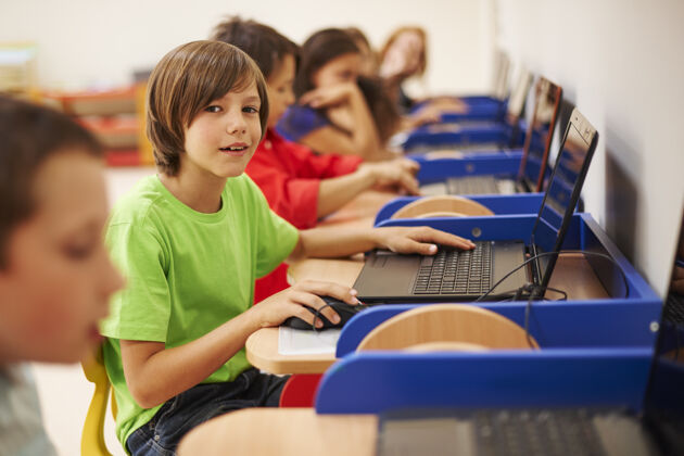 孩子坐在计算机科学课上的学生们课堂电脑学生
