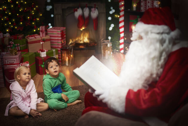 兄弟姐妹圣诞老人是最好的讲故事的人庆祝夜晚阅读