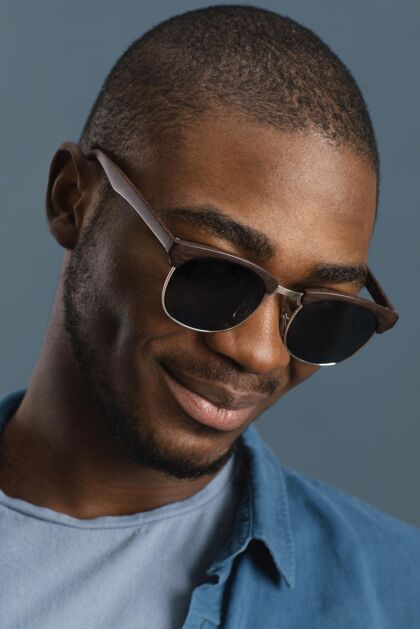 漂亮戴墨镜的酷男人的画像非裔美国人年轻男