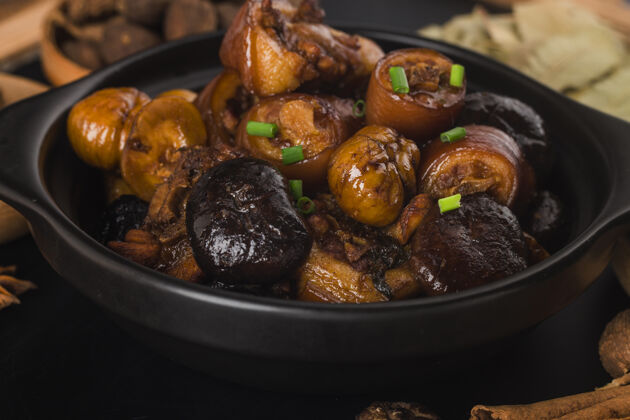 香菇中国菜：红烧栗子猪尾晚餐营养食谱