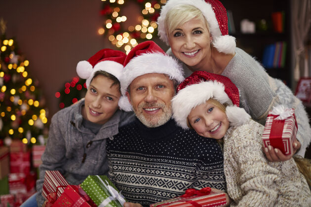 圣诞装饰快乐家庭的肖像画和一些圣诞礼物男孩姿势毛衣