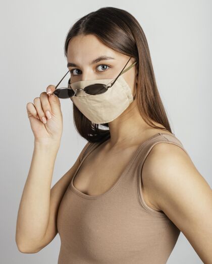 预防戴着面具和太阳镜的女性肖像太阳镜防护肖像