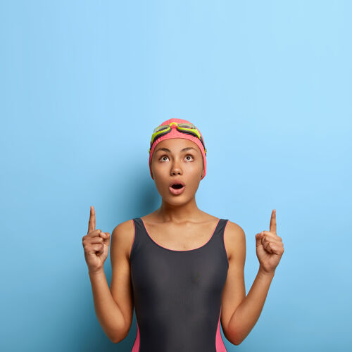 姿势穿着黑色泳衣 头戴泳帽 充满感情的运动女性跳水惊喜运动