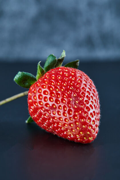 特写新鲜的红色草莓在黑暗的表面特写多汁美味夏天