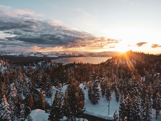 云鸟瞰美丽的太浩湖拍摄的雪景日落在加利福尼亚州 美国阳光明亮阳光