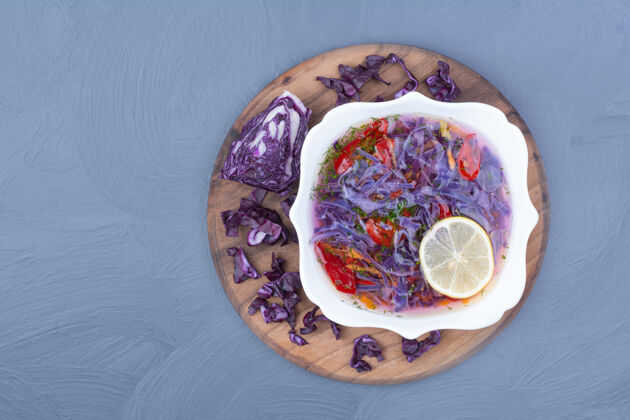 菜肴木板上的紫白菜辣椒汤晚餐餐具香料