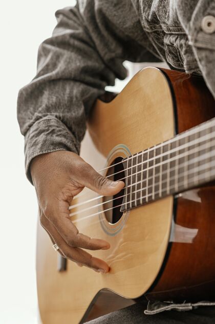 艺术家男音乐家在家弹吉他房子娱乐表演