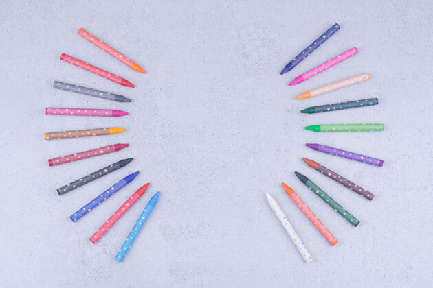 实用几何构图的彩色蜡笔或铅笔工具素描电器