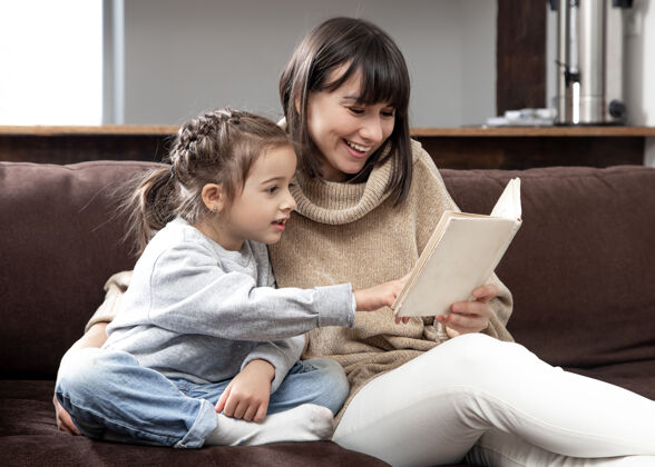 书籍妈妈和女儿花时间在一起看书孩子的发展和质量的概念时间乐趣发展女儿