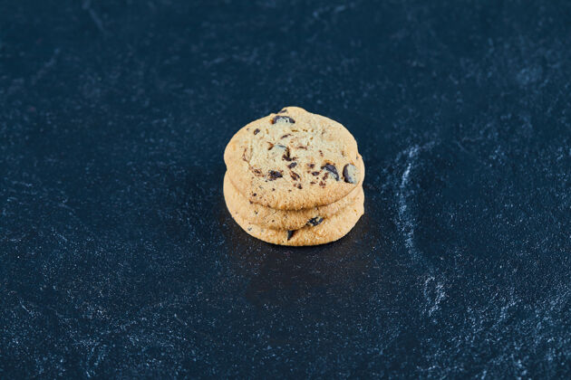 饼干巧克力片饼干放在大理石表面小吃甜圆