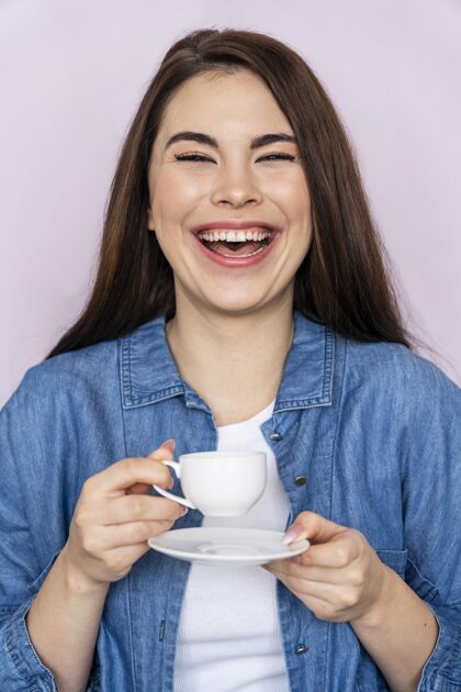 快乐女人一边喝咖啡一边笑庆祝积极国际