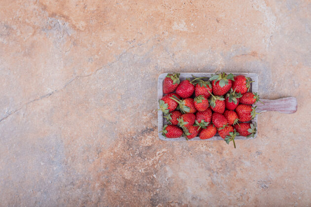 美味红色草莓放在蓝色的乡村盘子里浆果新鲜甜味
