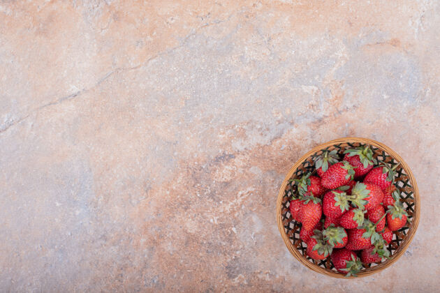 美味乡村木碗里的红草莓生物甜味产品