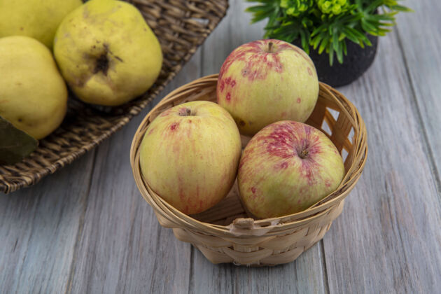 柳条顶视图健康的苹果与木瓜桶柳条托盘上的灰色背景托盘食物苹果
