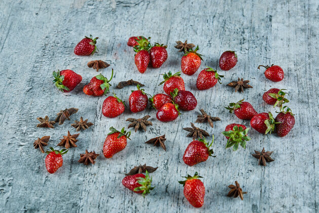 丁香新鲜的红色草莓和丁香放在大理石表面叶生新鲜