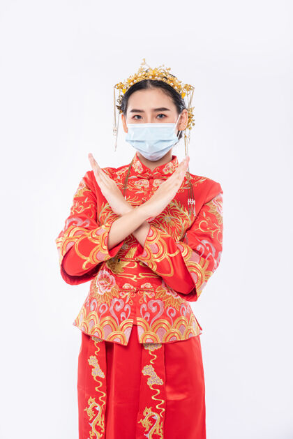 文化女人穿旗袍西服戴口罩表示人不戴口罩就不能来店过年中国民族保护面具