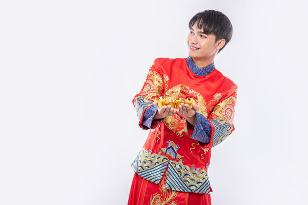 模切穿旗袍西服的人在中国新年里给亲戚送金 祝他好运一个人幸运退休