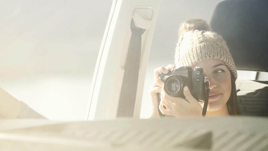 冒险特写一个拿着相机的女人旅行旅游年轻