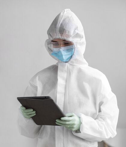 防护服穿防护服的人看着平板电脑防护服生物危害预防