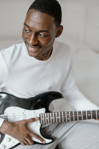 男性带着电吉他的笑脸男音乐家艺术家人才电吉他