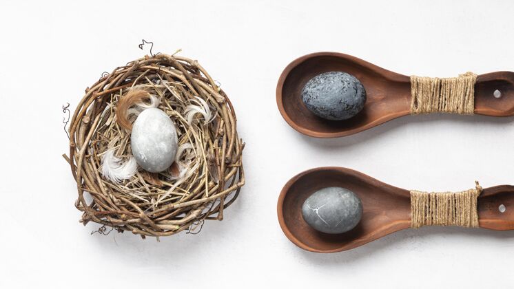 复活星期天在鸟巢和木勺里平放复活节彩蛋节日星期天复活节