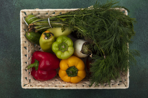 烹饪顶视图莳萝与甜椒和黄瓜在一个绿色的背景篮子膳食黄瓜食物